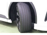 タイヤサイズはハイスペックな 235/45R21。