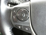 【ステアリングスイッチ】ステアリングから手を伸ばさなくても簡単にオーディオコントロールできますので、安全ですね。