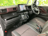 機能性とデザイン性を兼ね備えた内装。運転に必要な情報を分かりやすく表示し、安全な運転をサポートします。快適なドライビングを追求しました。