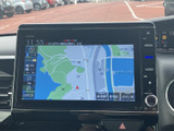 見やすい地図表示で、運転中でも安心して目的地まで導いてくれます。周辺情報も表示され、ドライブの計画も立てやすくなっています。