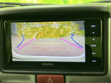 バック時の安全性を高めるバックモニター。狭い場所での駐車や車庫入れも、より安心して行えます。