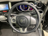 手に馴染むステアリングは、運転操作をよりスムーズにします。操作性の高さで、長距離運転でも疲れを軽減します。