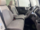 【運転席シート】ゆったりと広々した空間です。ストレスなく運転ができますよ!