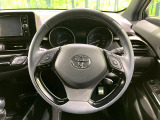 【純正革巻きステアリング】上質な革を使用することで、手にしっかり馴染みとても運転しやすいハンドルです♪