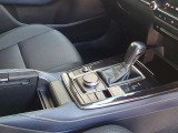 操作性に優れたシフト周り。信号待ち等でブレーキから足を離しても停車を維持するオートブレーキホールドを搭載し、運転の負担を軽減。コマンダーノブや電子制御ブレーキも手元に集約した快適な運転席です。