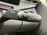 操作しやすいウインカーレバーで、スムーズな車線変更をサポート。クリアな操作感で、安全な運転を支援します。