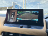 駐車時の安全性を高めるバックモニター。ガイドライン表示で、距離感が掴みやすく、スムーズな駐車をサポートします。視認性の高い画面です。