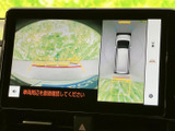 後方視界をサポートするモニターは、安全な運転に貢献します。狭い道や駐車時など、運転の苦手な方にも安心です。運転支援機能が充実しています。