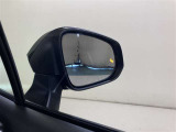 ウインカーミラーにはBSM(ブラインドスポットモニター)を搭載。隣を走る車両が死角に入るとLEDインジケーターを点灯。また、ウィンカーを出すとインジケーターも光って点滅!注意を促してくれます