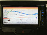 高精細な地図画面で、スムーズなナビゲーションを実現。運転をサポートする機能も充実しています。快適なドライブをサポートします。