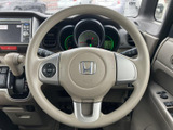 握りやすい形状で、運転操作をスムーズに。操作性にも優れ、快適なドライビング体験を提供します。