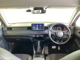 運転席は、大きな座面と包み込むような背もたれがドライバーの身体全体をしっかり支えます。上質なシート素材と座り心地のよいクッションを採用し、長時間の運転やコーナーの多い道も快適です