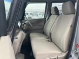 運転席からの視界は広く、運転操作もスムーズに行えます。使いやすい配置のスイッチ類が、快適なドライブをサポートします。安全運転をサポートする空間です。