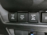 電動スライドドアのスイッチで車内からもスライドドアの開閉ができます。イージークローザー機能で半ドアになることも防止してくれます。