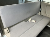 ゆったりとくつろげる後席空間。長距離移動でも快適に過ごせる、うれしい空間設計です。