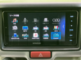 様々な情報を表示できるモニターで、運転の快適性を向上。車両情報や設定変更も簡単に行えます。