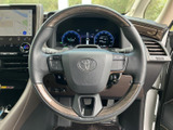握りやすいステアリングで、快適な運転操作をサポート。スイッチ類も操作しやすい位置に配置されており、運転に集中できます。