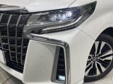【シーケンシャルターンランプ付きLEDヘッドライト】人気の『流れるウィンカー』付きのLEDヘッドライトを装備♪高級感はもちろん、点灯時は存在感たっぷりで他車からも認識されやすく安心です。