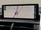 【10.3インチワイドディスプレイ】地図画面などをフルスクリーンで表示できるナビゲーションシステムです。地図と様々な情報の2画面表示でも見やすく、よく利用する機能がスムーズに操作できます。