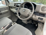 運転しやすいシンプルな空間設計。操作性も高く、快適なドライブをサポートします。広々とした室内空間も魅力です。