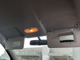サンバイザーの裏には小型のミラーがあり、身だしなみのチェックも簡単です。