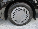 日産純正のホイールキャップが装着されてます。