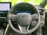 握りやすい形状のステアリングは、運転操作を快適にします。オーディオやハンズフリー通話のスイッチも配置され、便利です。