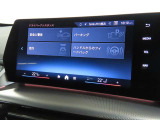 BMWカーブド・ディスプレイは、必要な情報をひと目で把握できるだけでなく、BMW iDriveの主要なインターフェイスとしてさまざまな機能の直観的な操作を可能にしています。