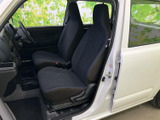 運転席からの視界は広く、運転操作もスムーズに行えます。快適なドライビングをサポートする空間です。
