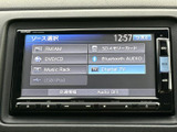 CDやUSB、Bluetoothなど、様々なメディアに対応。お好みの音楽をクリアな音質でお楽しみいただけます。充実したオーディオ機能で、車内空間を彩ります。