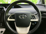 握りやすい形状で、快適なドライビングを実現。操作スイッチも配置されており、運転中でも直感的に操作できます。運転の楽しさを高めます。