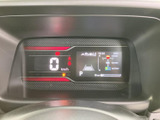 視認性の高いメーター類で、運転に必要な情報をしっかり確認できます。洗練されたデザインも魅力です。