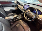 ステアリングを握ればJeepワールドが目の前に広がります。