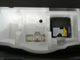 パンク修理剤とエアーポンプのセットです。スペアタイヤは装備していませんが空いたスペースを小物入れとして使用できます