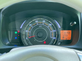 視認性の高いメーターで、運転に必要な情報をしっかり確認できます。デジタル表示を採用し、モダンな印象を与えます。