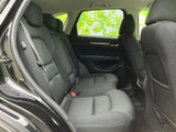 後部座席もゆったりとしたスペース。快適な移動時間を過ごせます。家族や友人とのお出かけにも最適です。開放感も感じられます。