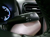 車外の明るさに応じて、自動的にライトの点灯・消灯を行います。