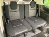 3列目シートも広々とした空間を確保。大人でもゆったりと座れます。多人数乗車時でも快適な移動を実現します。