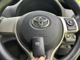 握りやすいステアリングは、運転操作をスムーズにします。ステアリング周りには便利なスイッチ類も配置され、快適なドライブをサポート。
