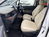 運転席からの視界は広く、運転操作もスムーズに行えます。シートの形状も工夫されており、疲労を軽減してくれます。快適な運転環境です。