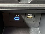 充電用USB端子付き。スマートフォンなどの充電に便利です。