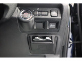 プッシュスタートスイッチの横には様々な機能のスイッチが並べられています。