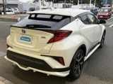躍動感あふれるリアデザイン。スタイリッシュなテールランプが、後続車への視認性を高めます。都会的な印象を強調する一台です。