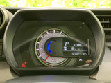 視認性の高いメーター類が、運転に必要な情報を的確に伝えます。運転状況を把握しやすく、安全運転をサポートします。デザインも洗練されています。