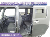 両側パワースライドドアなので、荷物で手がいっぱいの時でも無理なく開ける事が出来ます。