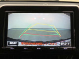 【バックガイドモニター】後方の映像をナビ画面に表示するだけでなく、ステアリング操作に連動して動くガイド線も同時に表示!予想進路の確認をしながら後退できるので便利です!