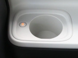 ホッとカップホルダーが運転席・助手席にあります。ホットドリンクをちょうど良い温度でキープしてくれる保温機能付で嬉しいです。