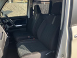シートの座り心地は良好で、長時間の運転でも疲れにくい設計です。ステアリング操作も軽快で、運転を楽しめます。
