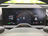 洗練されたデザインのメーターパネル。重要な情報を一目で確認でき、安全運転をサポートします。視認性の高い表示で、快適なドライビングを演出します。