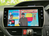 停車中には、地上デジタル放送を楽しめます。後部座席での移動時間も、エンターテイメントで快適に過ごせます。